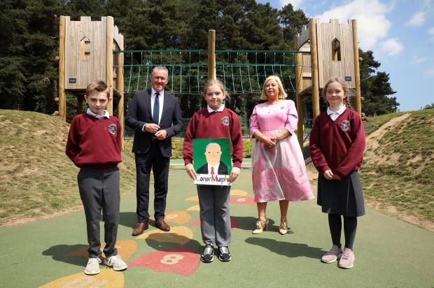 Murphy welcomes primary school portrait artists to Stormont